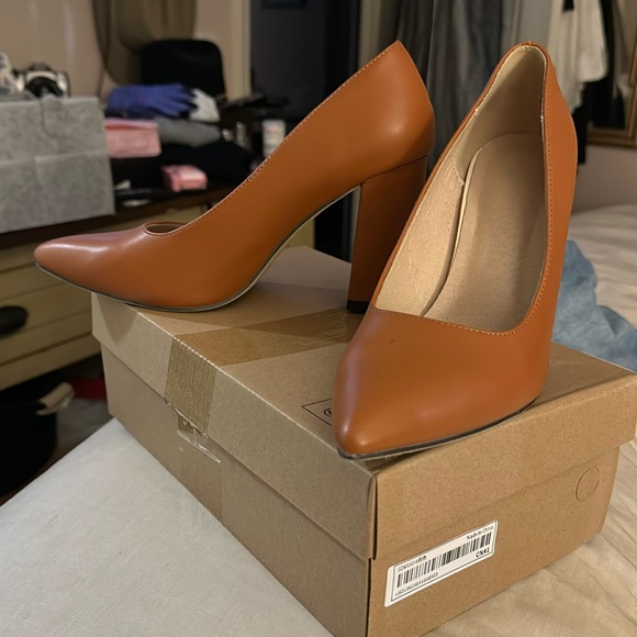 Cognac Pumps - Picture 1 of 9